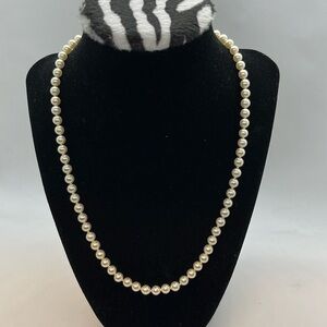 Stunning set of faux pearls necklace